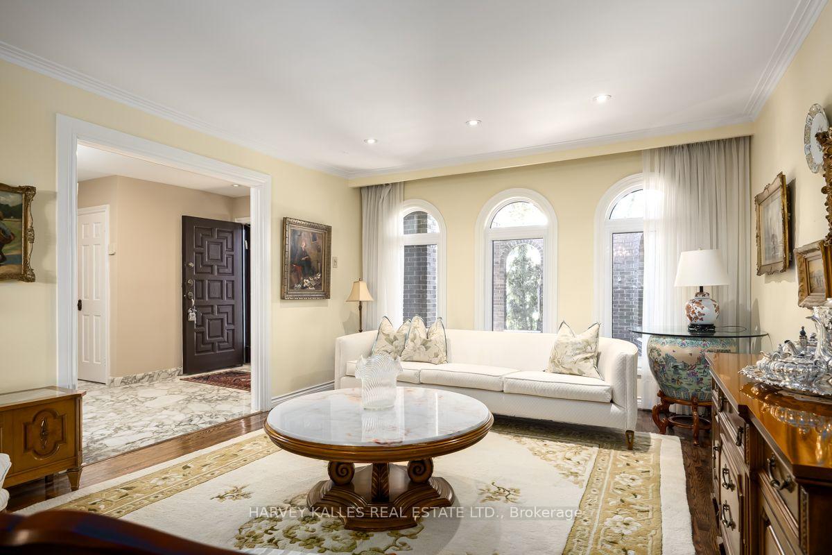 Photo 8 of 30 Coreydale Court, North York, Bathurst Manor — HOMEH
