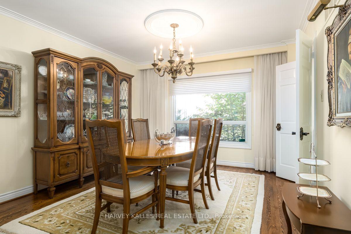 Photo 10 of 30 Coreydale Court, North York, Bathurst Manor — HOMEH