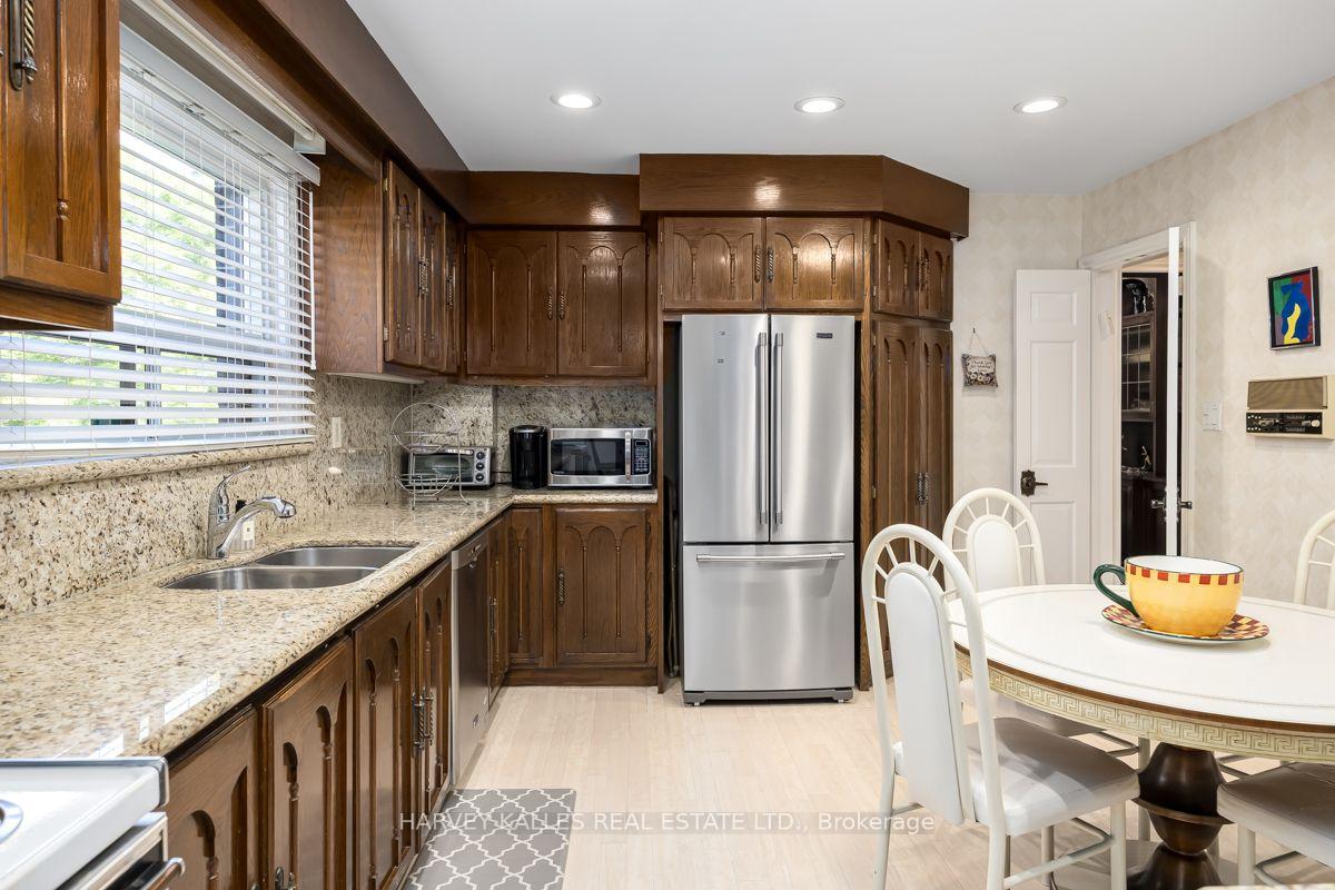Photo 12 of 30 Coreydale Court, North York, Bathurst Manor — HOMEH