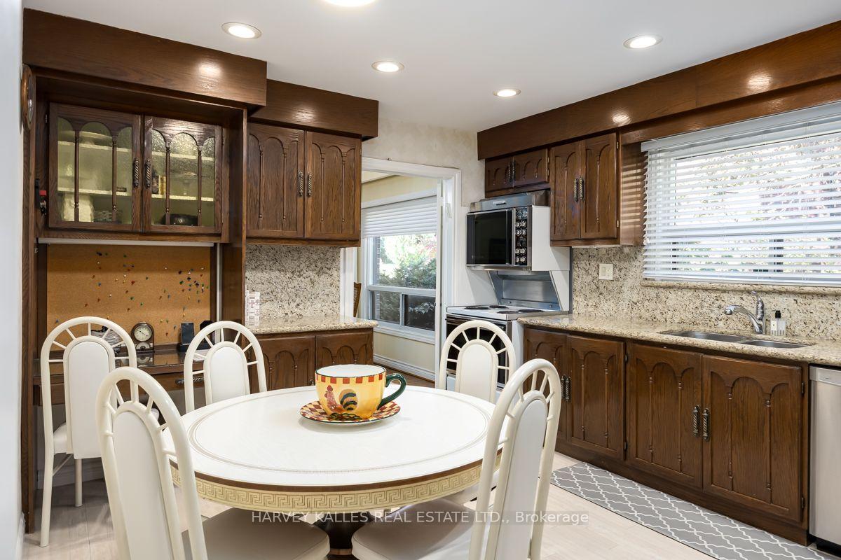 Photo 13 of 30 Coreydale Court, North York, Bathurst Manor — HOMEH