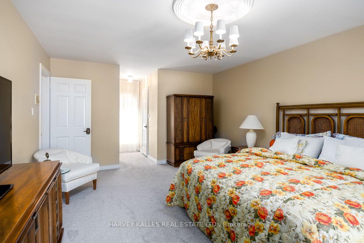 Photo 19 of 30 Coreydale Court, North York, Bathurst Manor — HOMEH