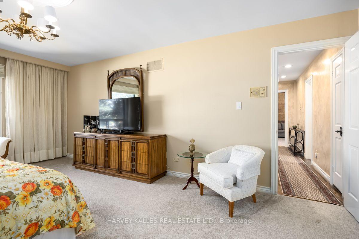 Photo 20 of 30 Coreydale Court, North York, Bathurst Manor — HOMEH