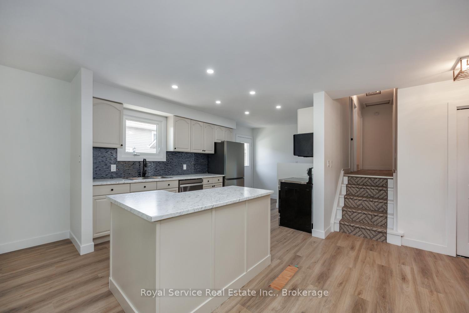 Photo 5 of 567 Daintry Crescent, Cobourg — HOMEH