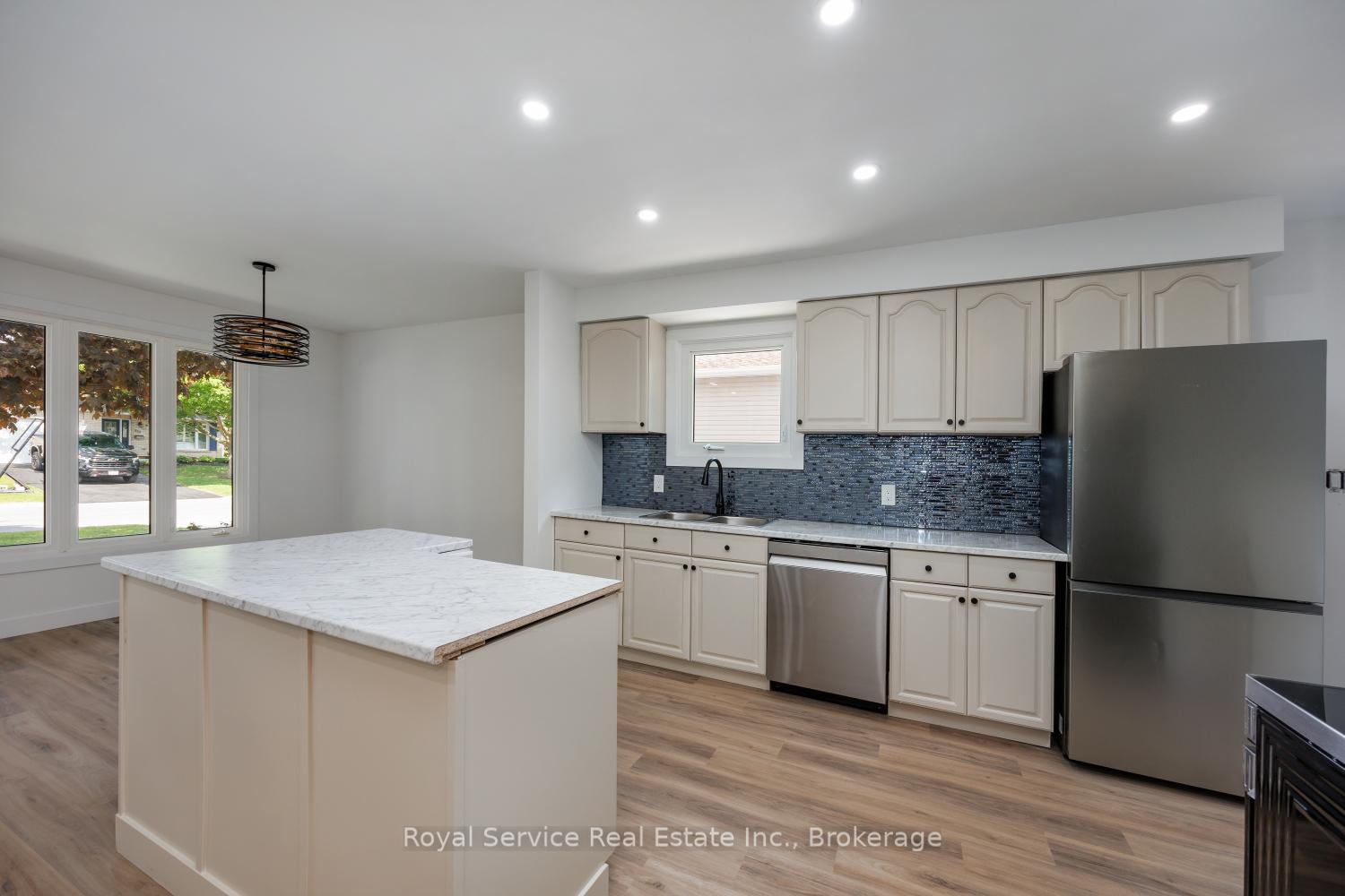Photo 6 of 567 Daintry Crescent, Cobourg — HOMEH