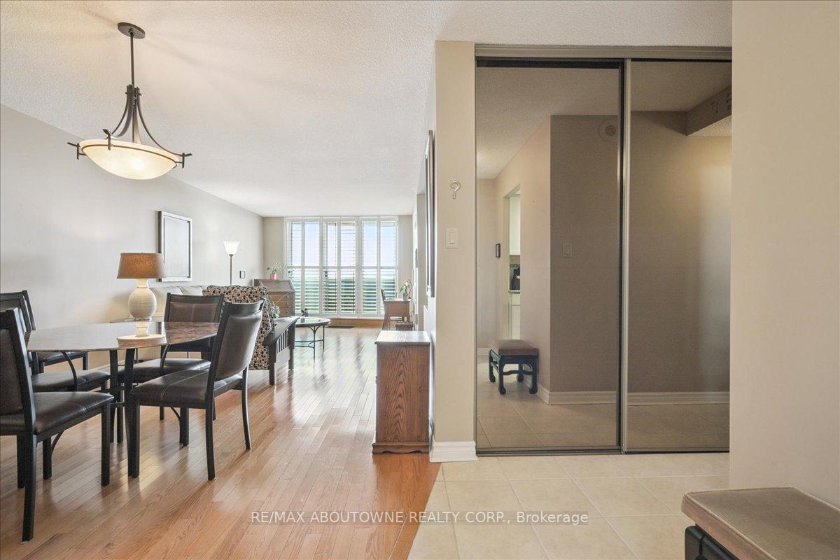 Photo 5 of Unit 1801, 299 Mill Road, Etobicoke, Markland Wood — HOMEH