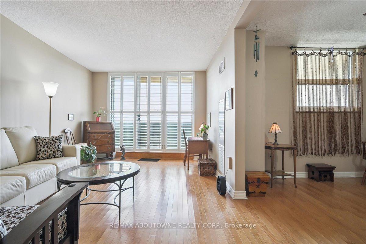 Photo 8 of Unit 1801, 299 Mill Road, Etobicoke, Markland Wood — HOMEH