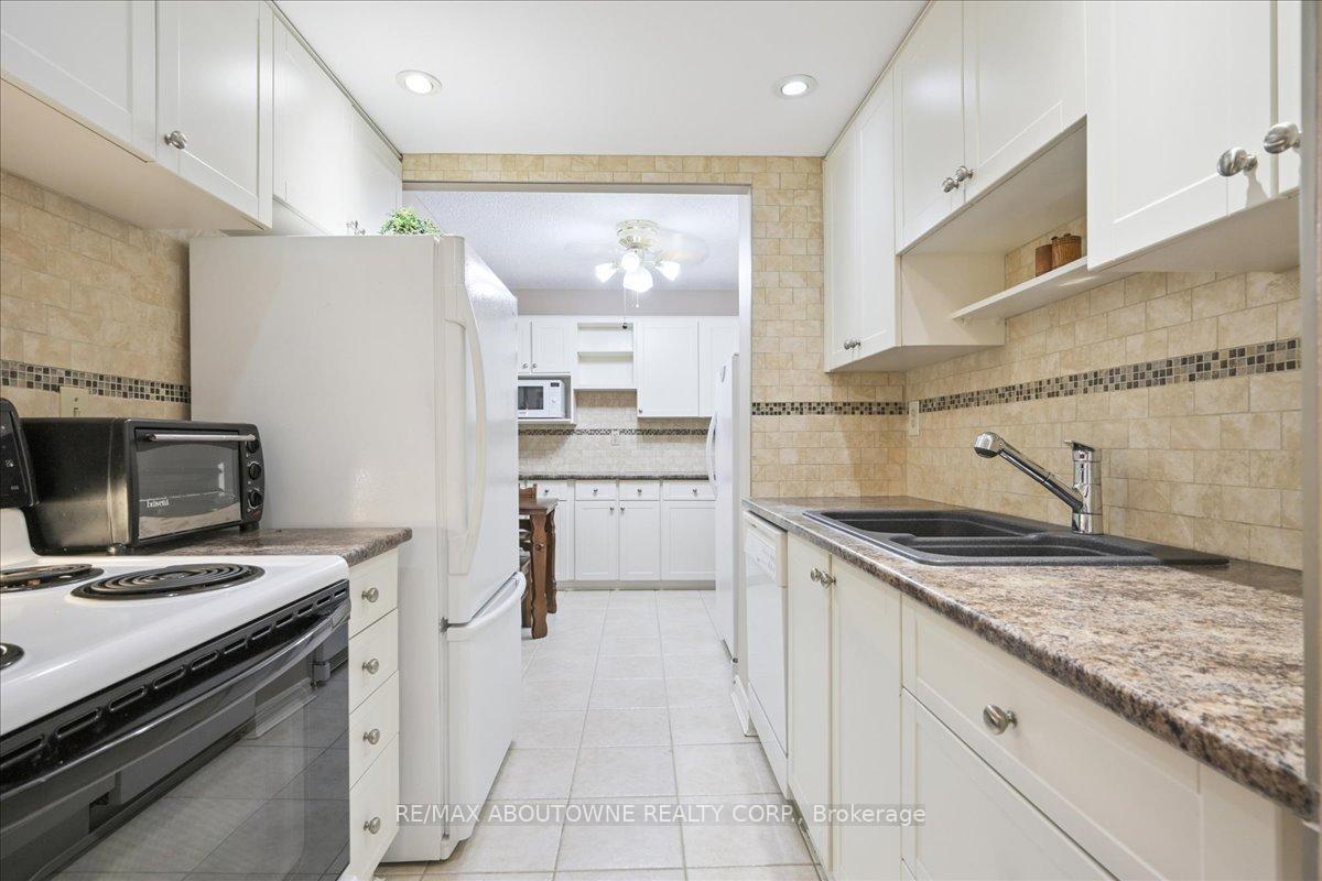 Photo 13 of Unit 1801, 299 Mill Road, Etobicoke, Markland Wood — HOMEH