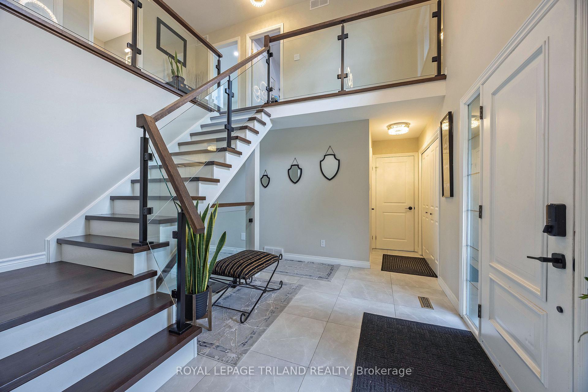 Photo 5 of 202 Pine Valley Drive, London, South N — HOMEH