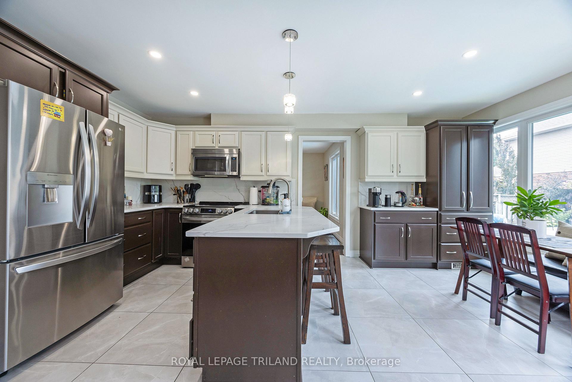 Photo 11 of 202 Pine Valley Drive, London, South N — HOMEH