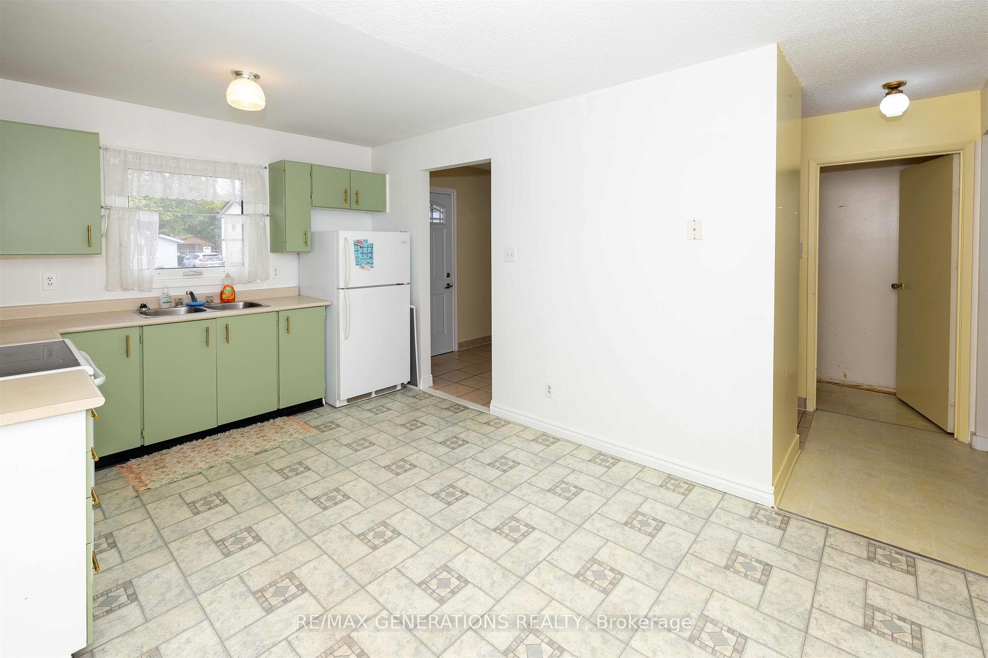 Photo 3 of 481 Wentworth Crescent, Thunder Bay, County Park — HOMEH