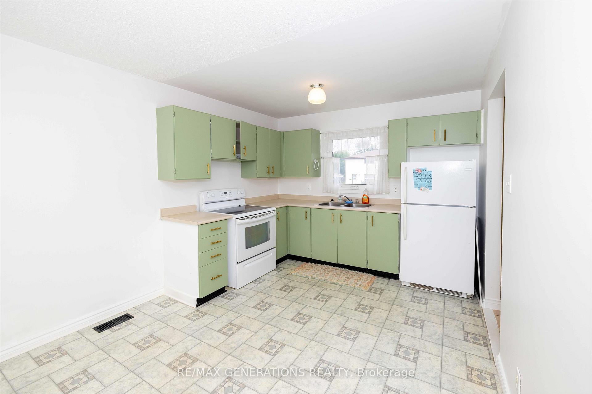 Photo 4 of 481 Wentworth Crescent, Thunder Bay, County Park — HOMEH