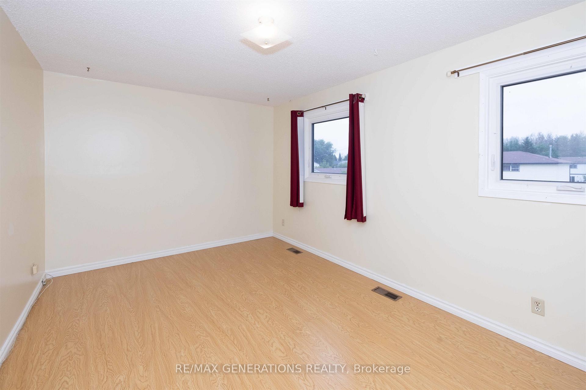 Photo 11 of 481 Wentworth Crescent, Thunder Bay, County Park — HOMEH