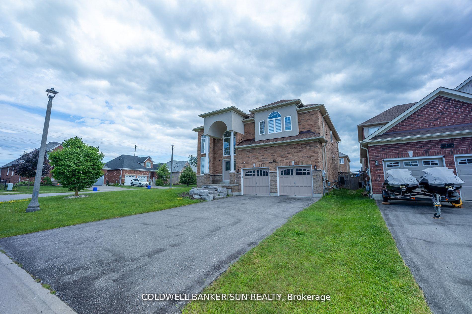 Photo 3 of 33 Ellis Crescent, Kawartha Lakes, Lindsay — HOMEH