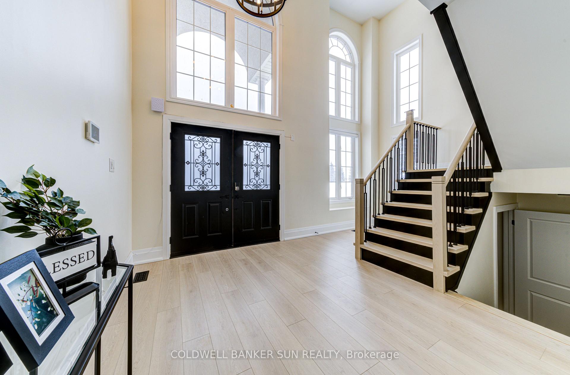 Photo 5 of 33 Ellis Crescent, Kawartha Lakes, Lindsay — HOMEH