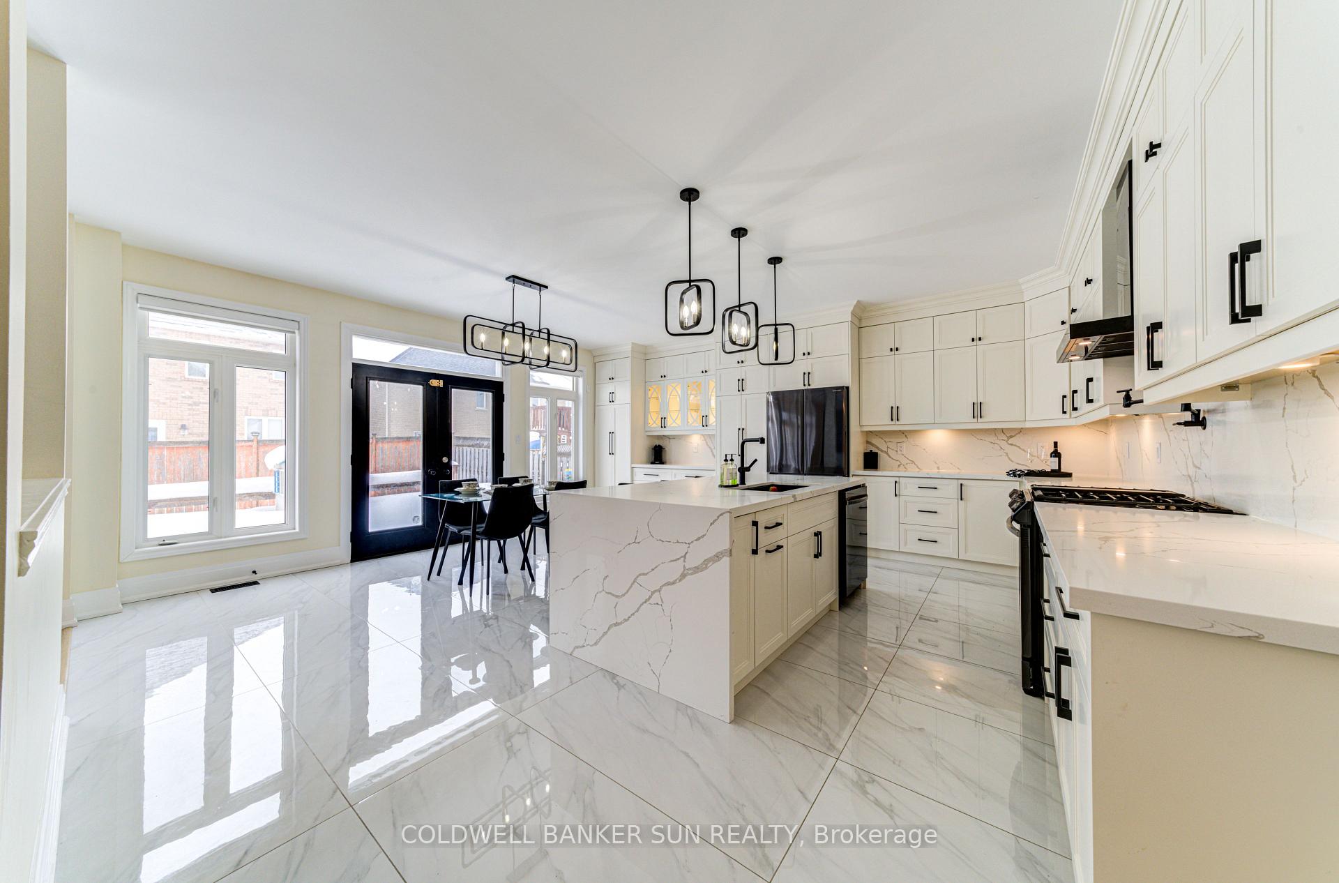 Photo 13 of 33 Ellis Crescent, Kawartha Lakes, Lindsay — HOMEH