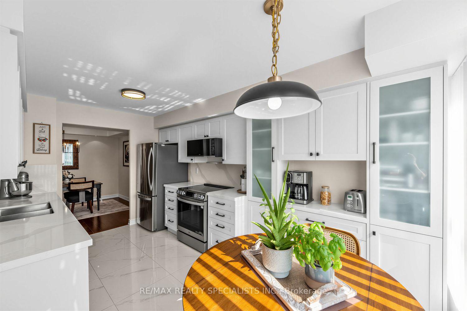 Photo 1 of Unit 1005, 2585 Erin Centre Boulevard, Mississauga, Central Erin Mills — HOMEH
