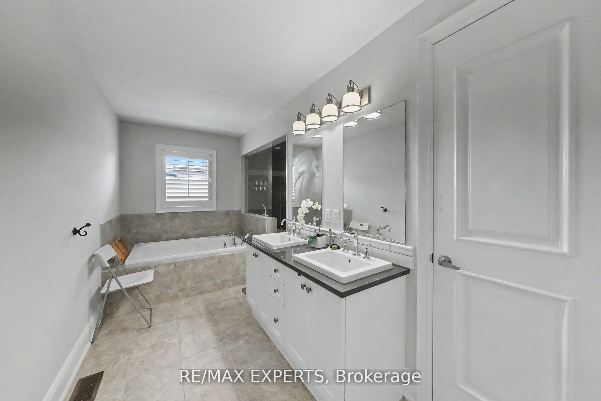Photo 36 of 74 Dunrobin Crescent, Vaughan, Kleinburg — HOMEH