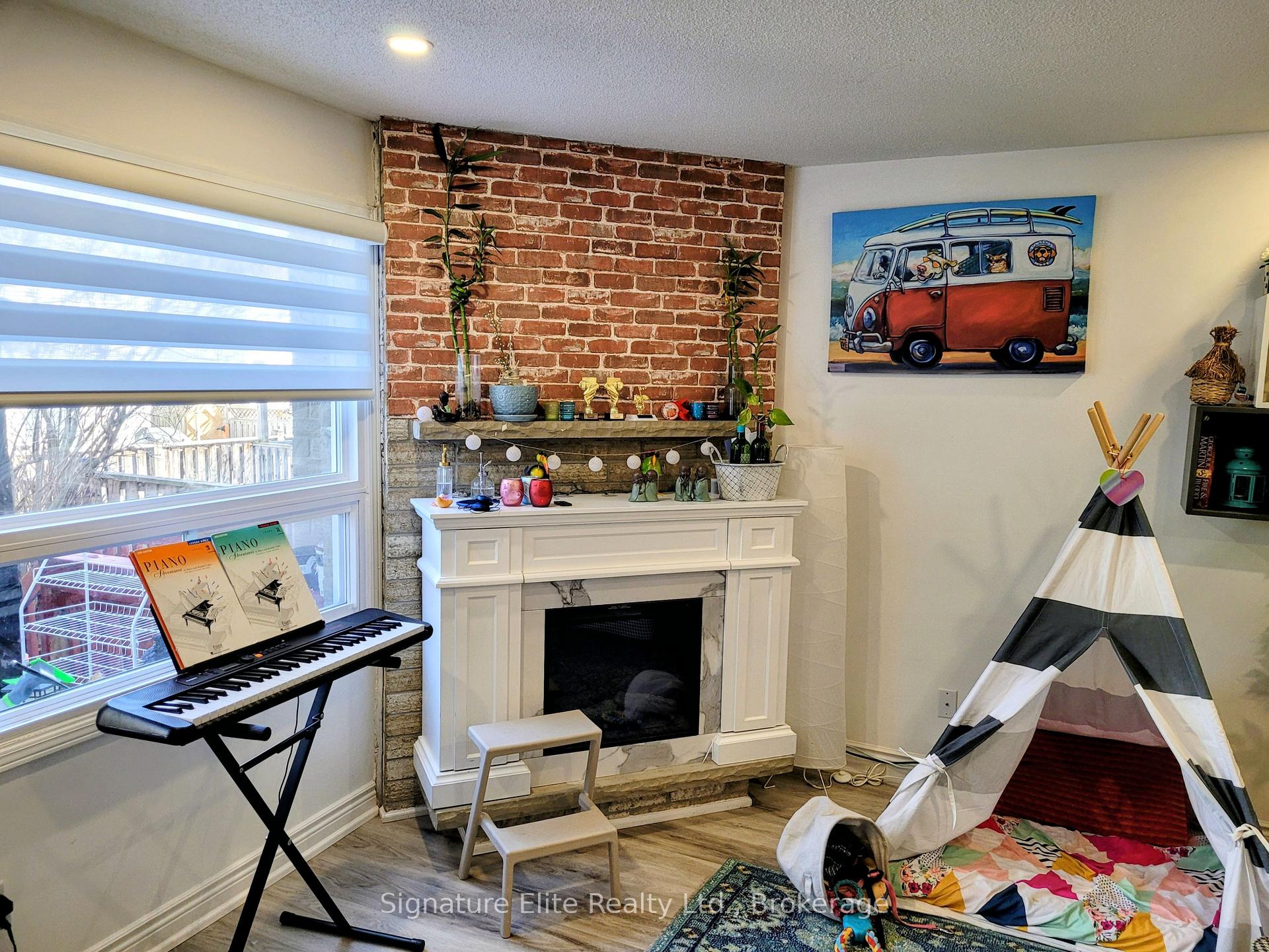 Photo 3 of Unit Main & Upper, 1554 Stillriver Crescent, Mississauga, East Credit — HOMEH