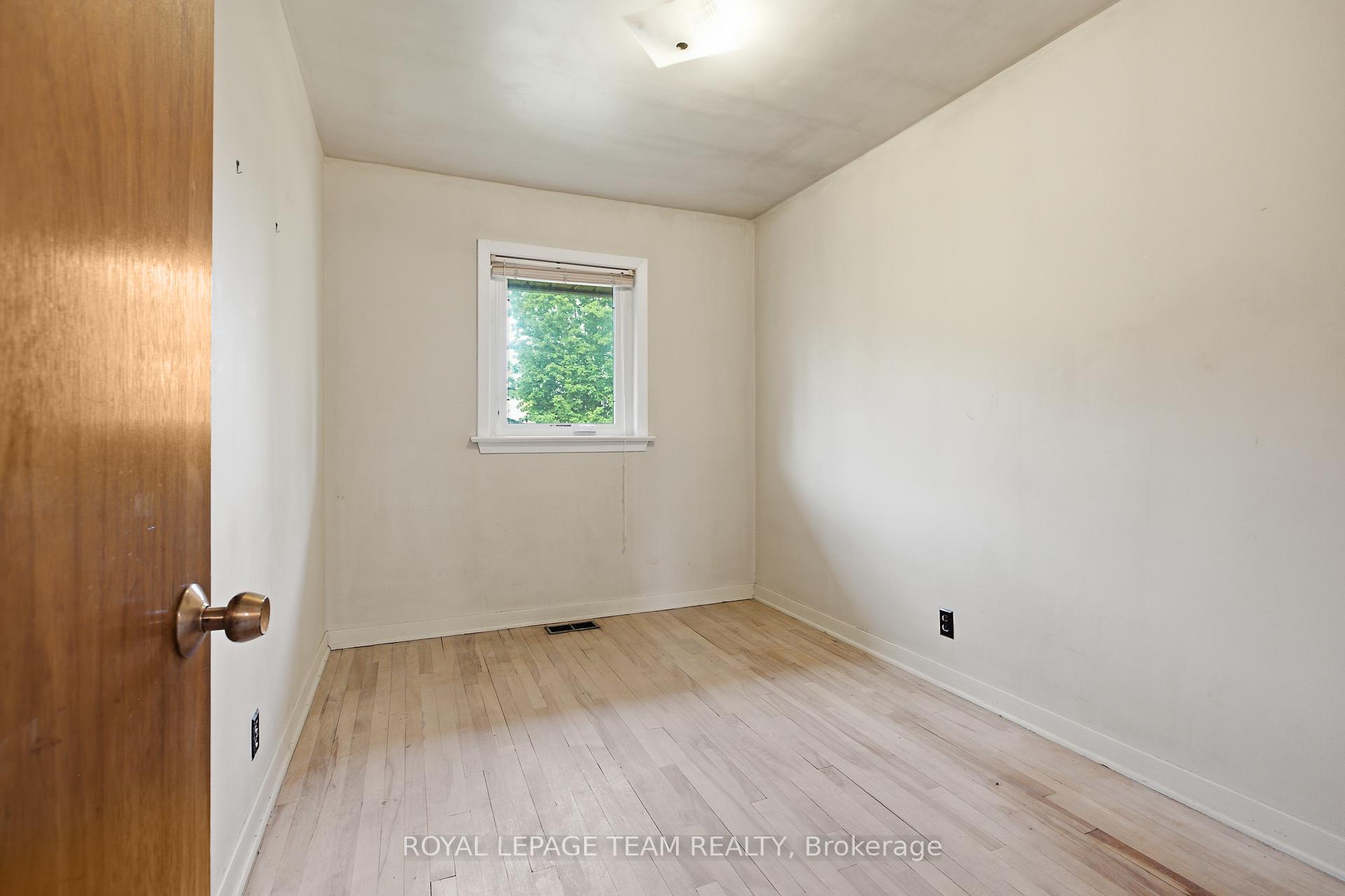 Photo 18 of 1020 Riddell Avenue S, Ottawa, Braemar Park — HOMEH