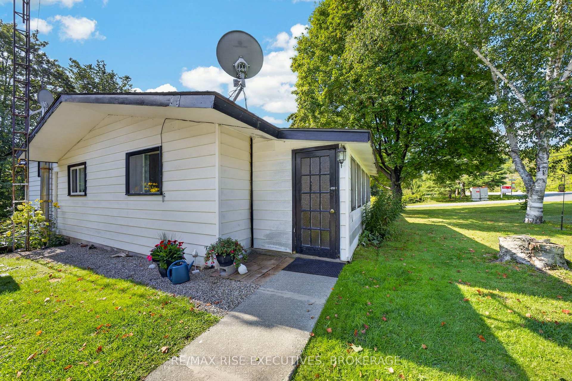 Photo 4 of 6900 Perth Road, South Frontenac, Frontenac South — HOMEH