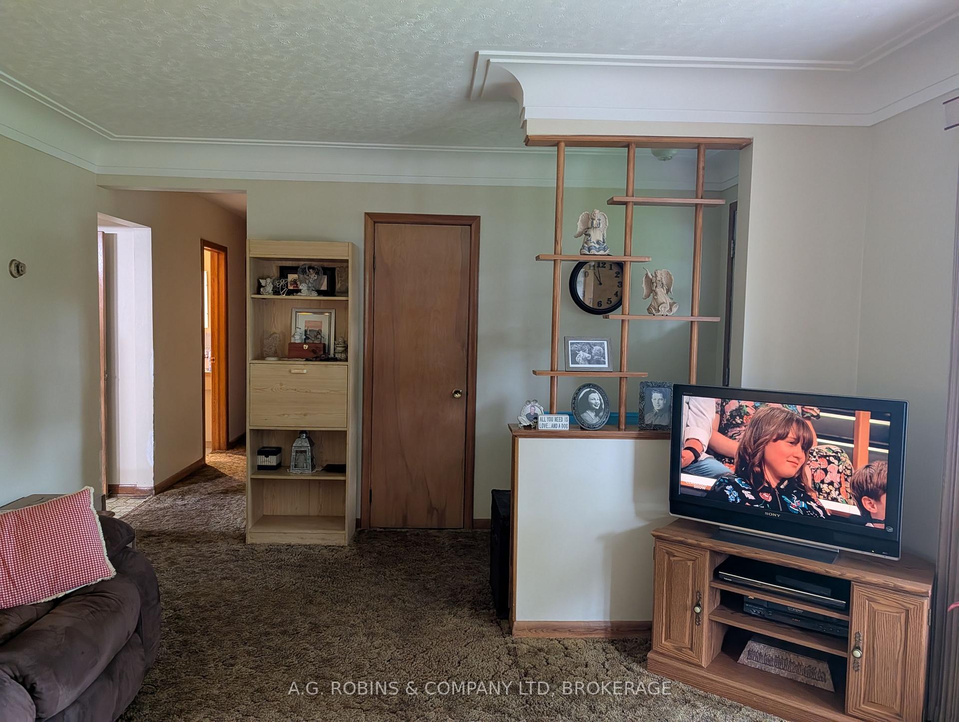 Photo 3 of 957 Ridge Road, Welland, Cooks Mills — HOMEH