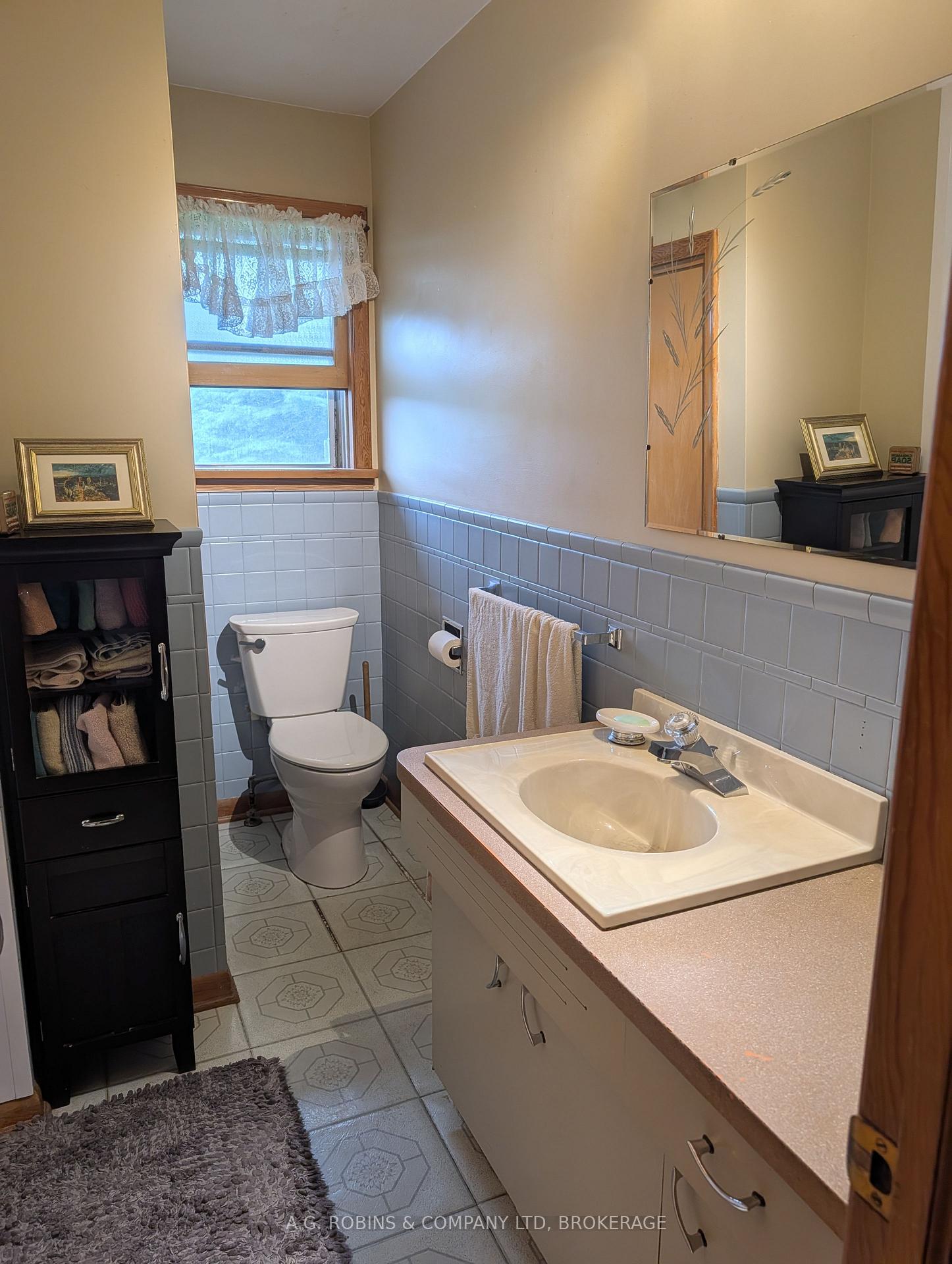 Photo 18 of 957 Ridge Road, Welland, Cooks Mills — HOMEH