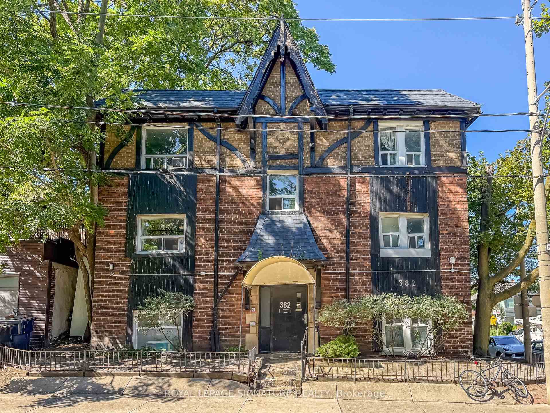 Front of Unit 18, 382 Dovercourt Road