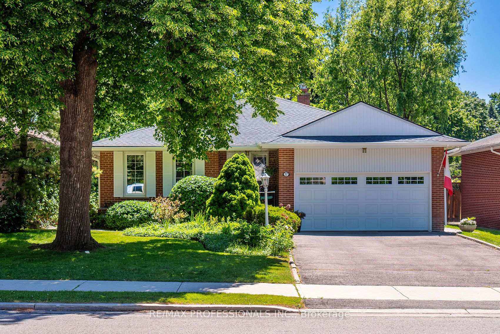 Photo 1 of 17 Clearside Place, Etobicoke, Markland Wood — HOMEH