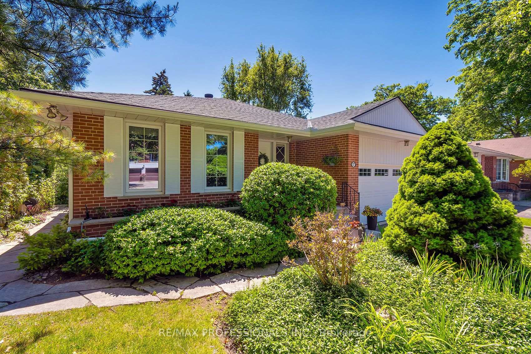 Photo 2 of 17 Clearside Place, Etobicoke, Markland Wood — HOMEH