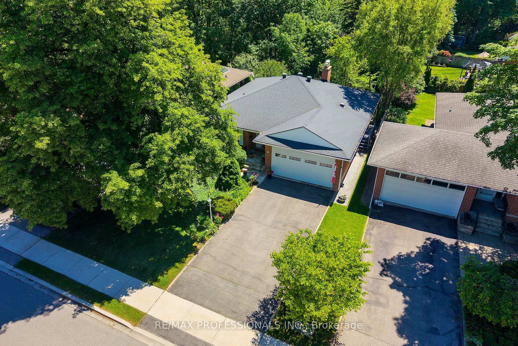 Photo 3 of 17 Clearside Place, Etobicoke, Markland Wood — HOMEH