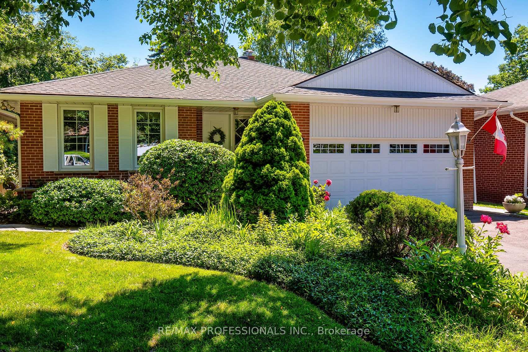 Photo 4 of 17 Clearside Place, Etobicoke, Markland Wood — HOMEH
