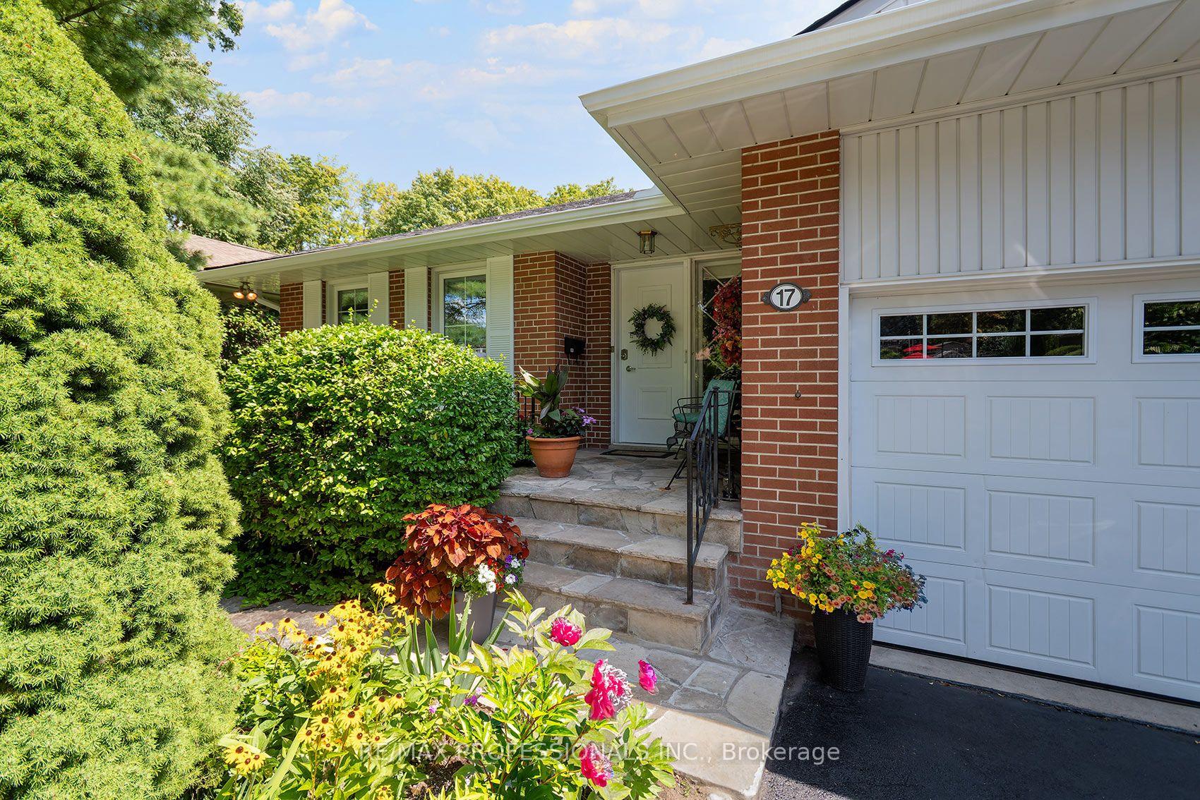 Photo 5 of 17 Clearside Place, Etobicoke, Markland Wood — HOMEH