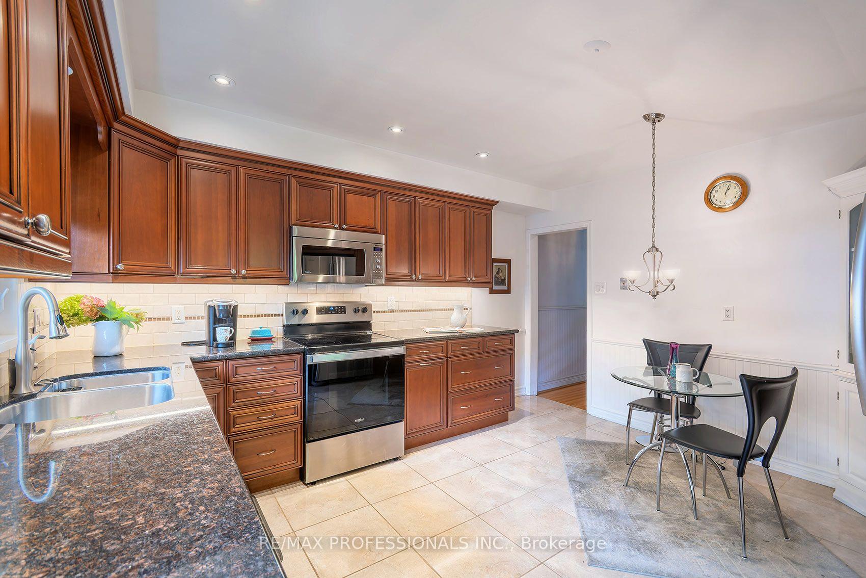 Photo 11 of 17 Clearside Place, Etobicoke, Markland Wood — HOMEH