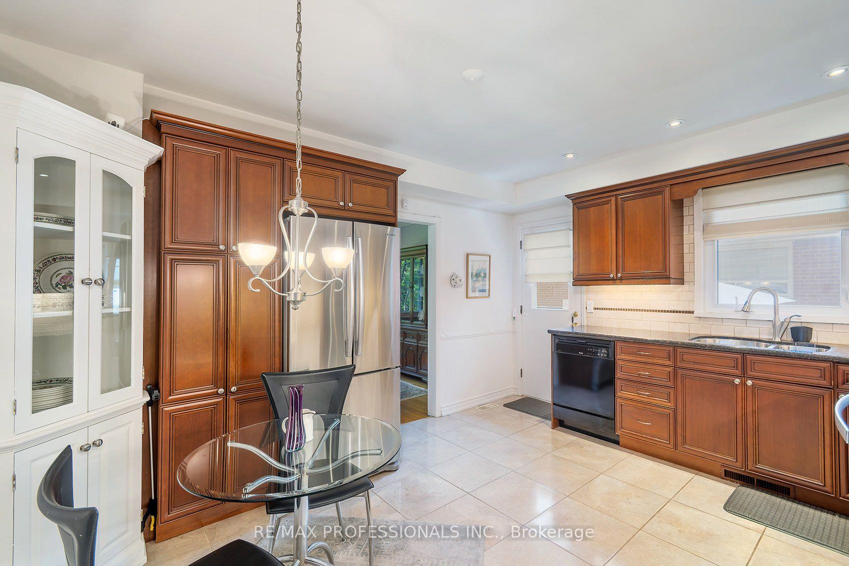 Photo 12 of 17 Clearside Place, Etobicoke, Markland Wood — HOMEH
