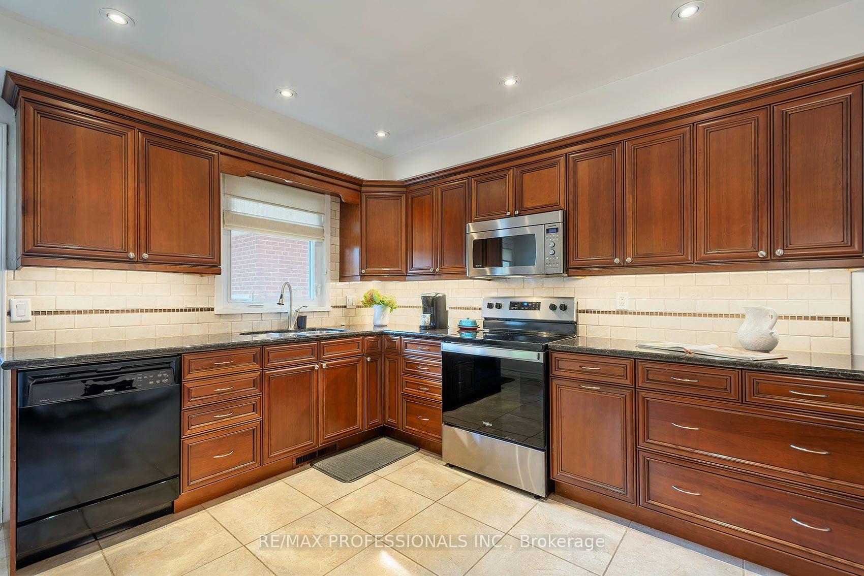 Photo 13 of 17 Clearside Place, Etobicoke, Markland Wood — HOMEH