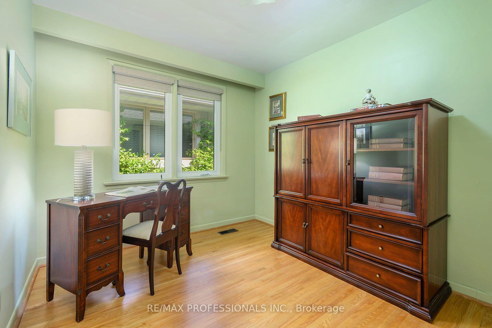 Photo 19 of 17 Clearside Place, Etobicoke, Markland Wood — HOMEH