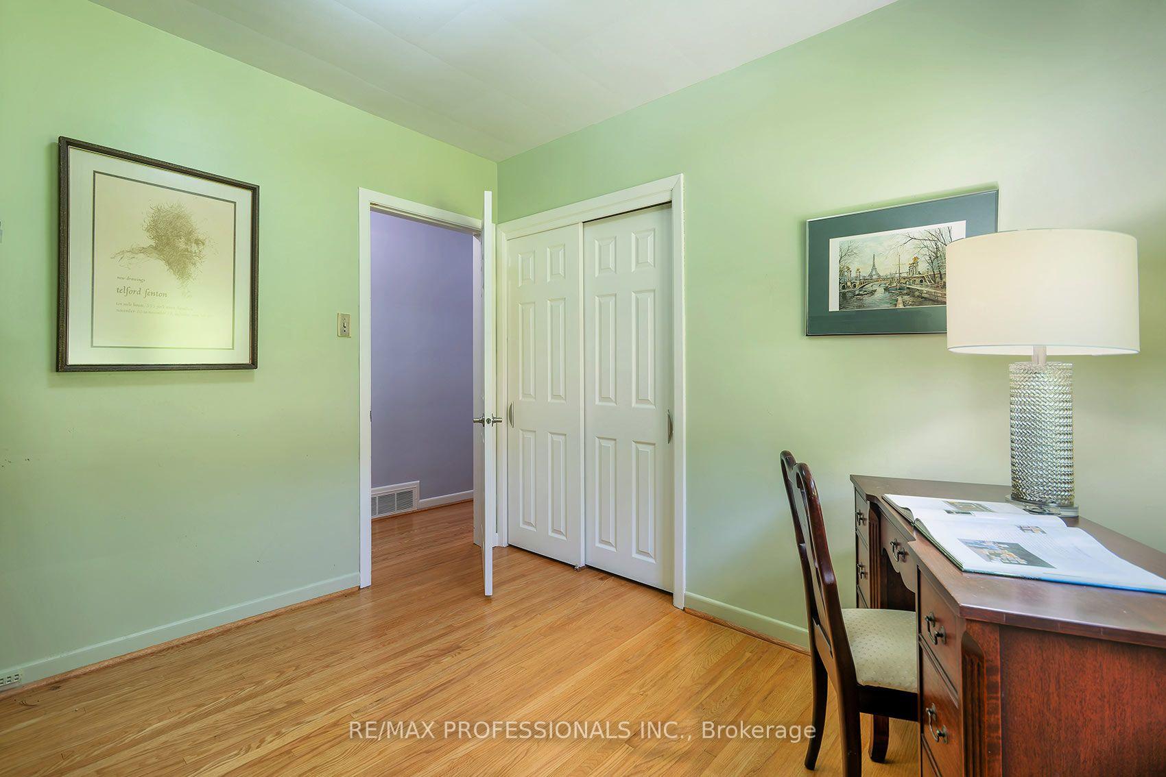 Photo 20 of 17 Clearside Place, Etobicoke, Markland Wood — HOMEH