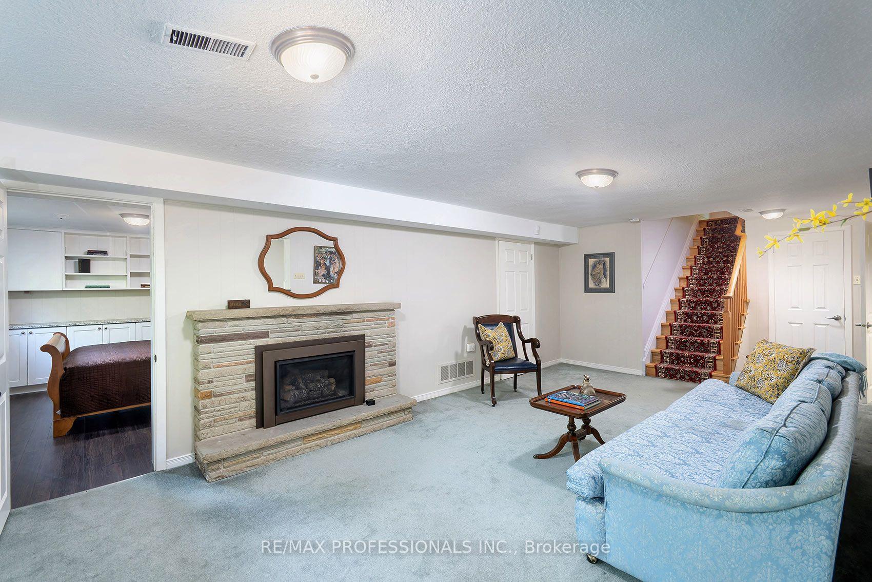 Photo 24 of 17 Clearside Place, Etobicoke, Markland Wood — HOMEH