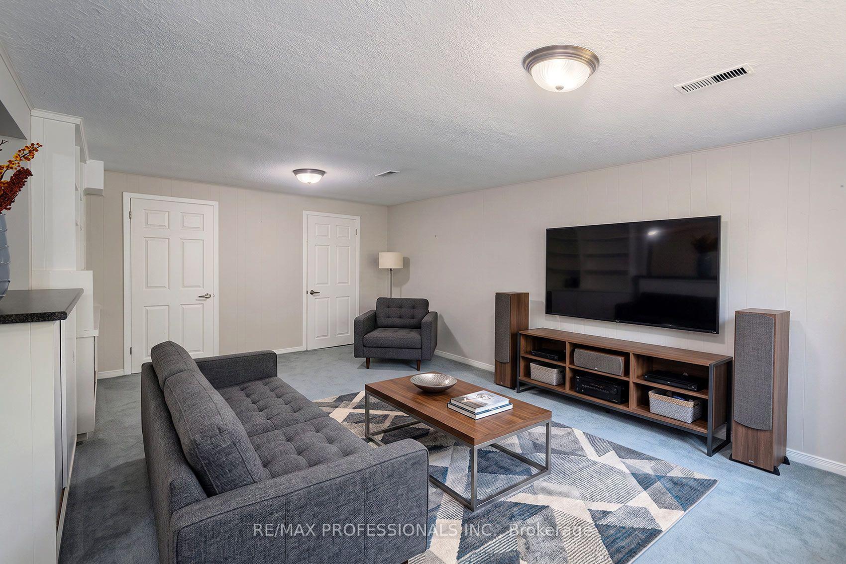 Photo 27 of 17 Clearside Place, Etobicoke, Markland Wood — HOMEH