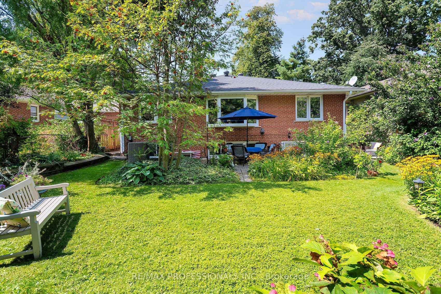 Photo 36 of 17 Clearside Place, Etobicoke, Markland Wood — HOMEH