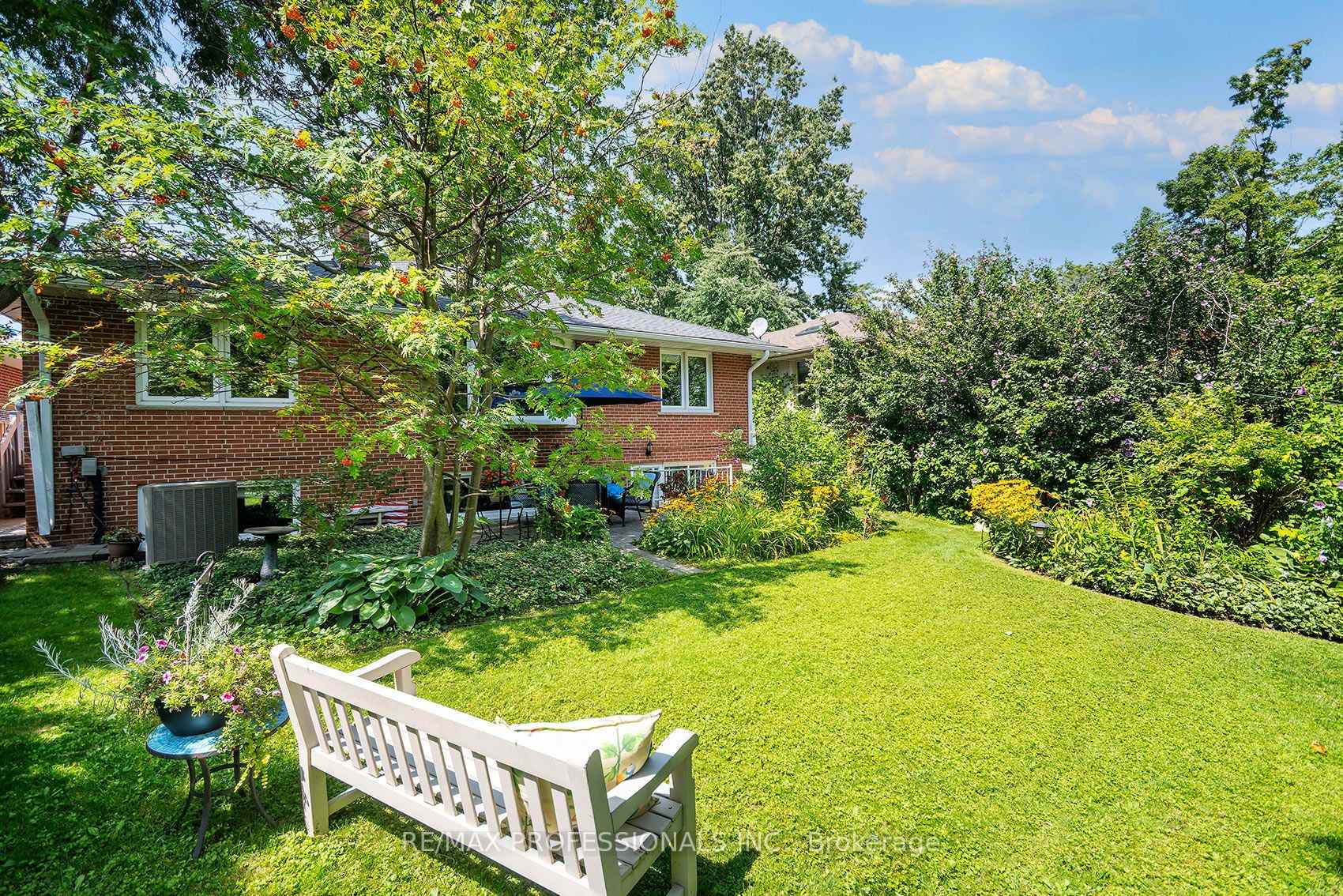 Photo 39 of 17 Clearside Place, Etobicoke, Markland Wood — HOMEH