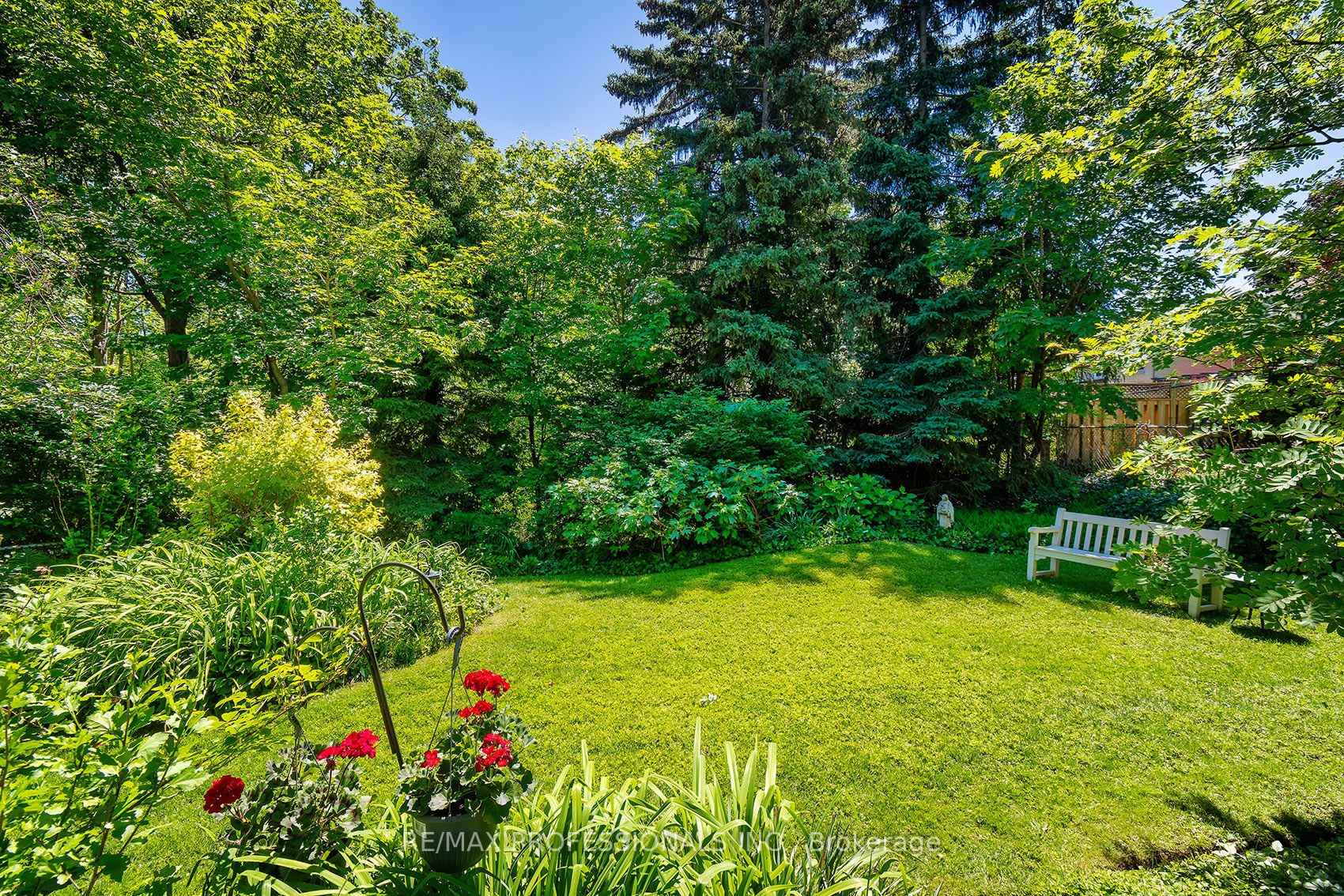 Photo 42 of 17 Clearside Place, Etobicoke, Markland Wood — HOMEH