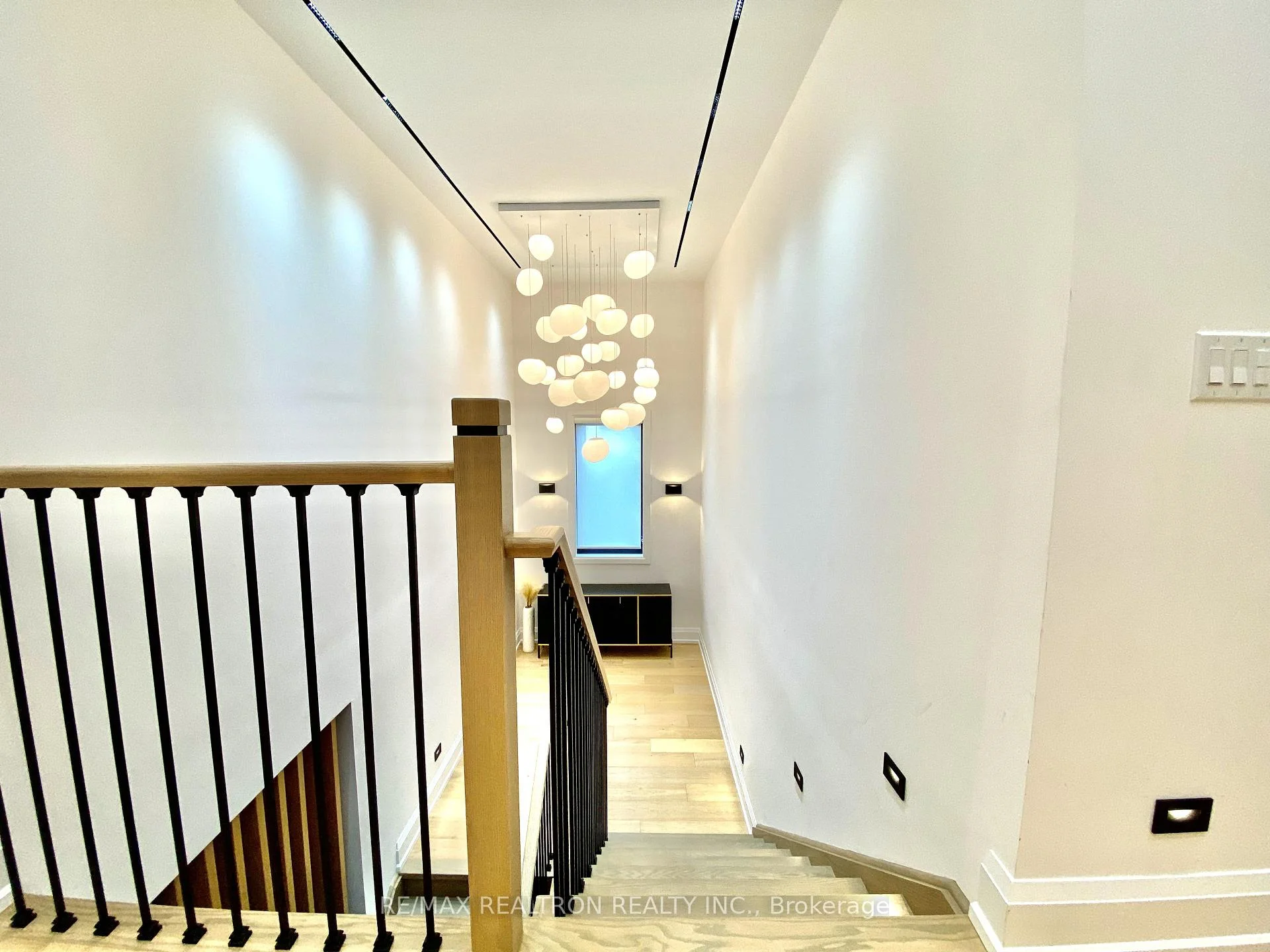 Photo 10 of 2 North Hills Terrace, North York, Banbury-Don Mills — HOMEH