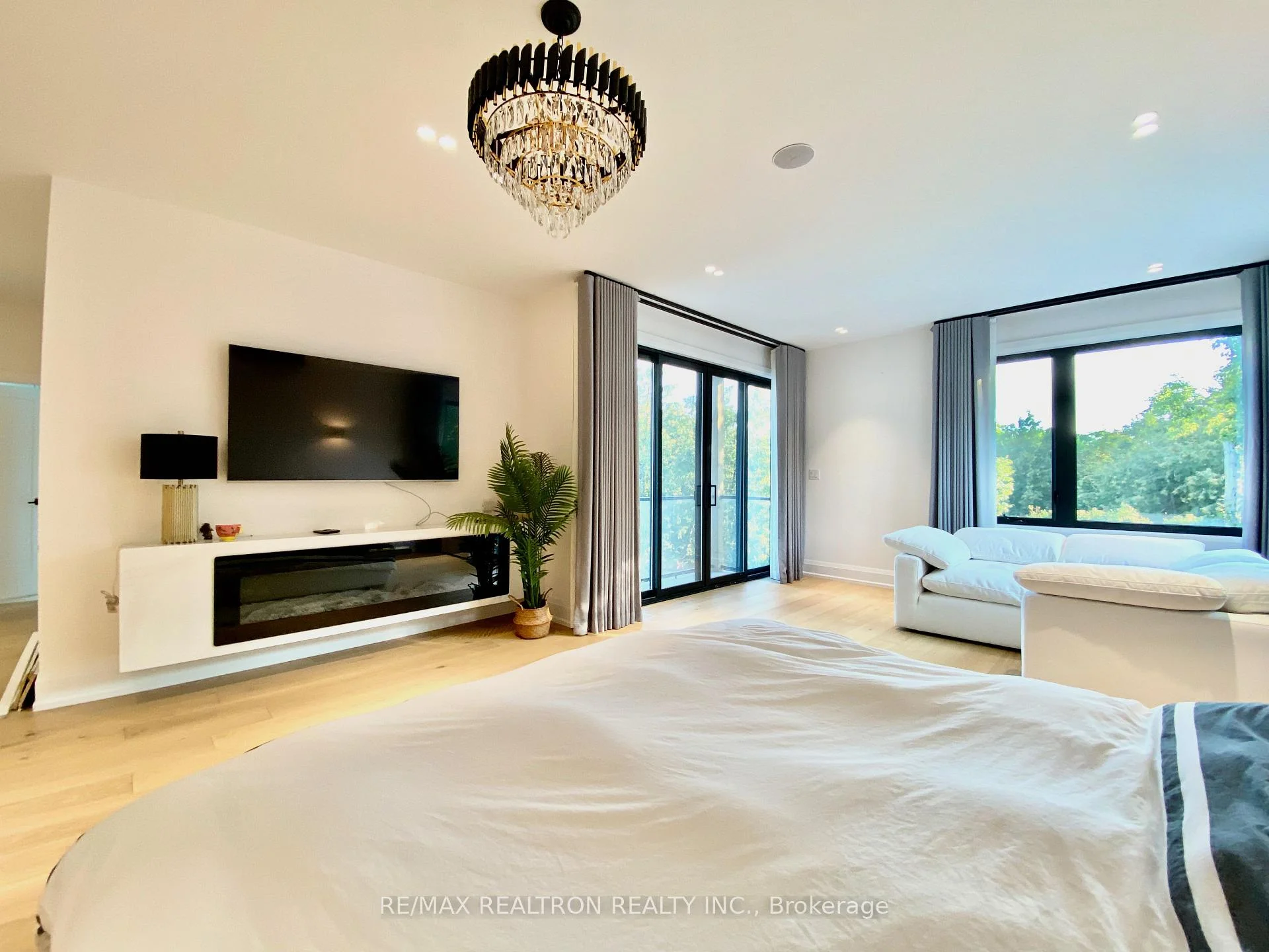 Photo 12 of 2 North Hills Terrace, North York, Banbury-Don Mills — HOMEH