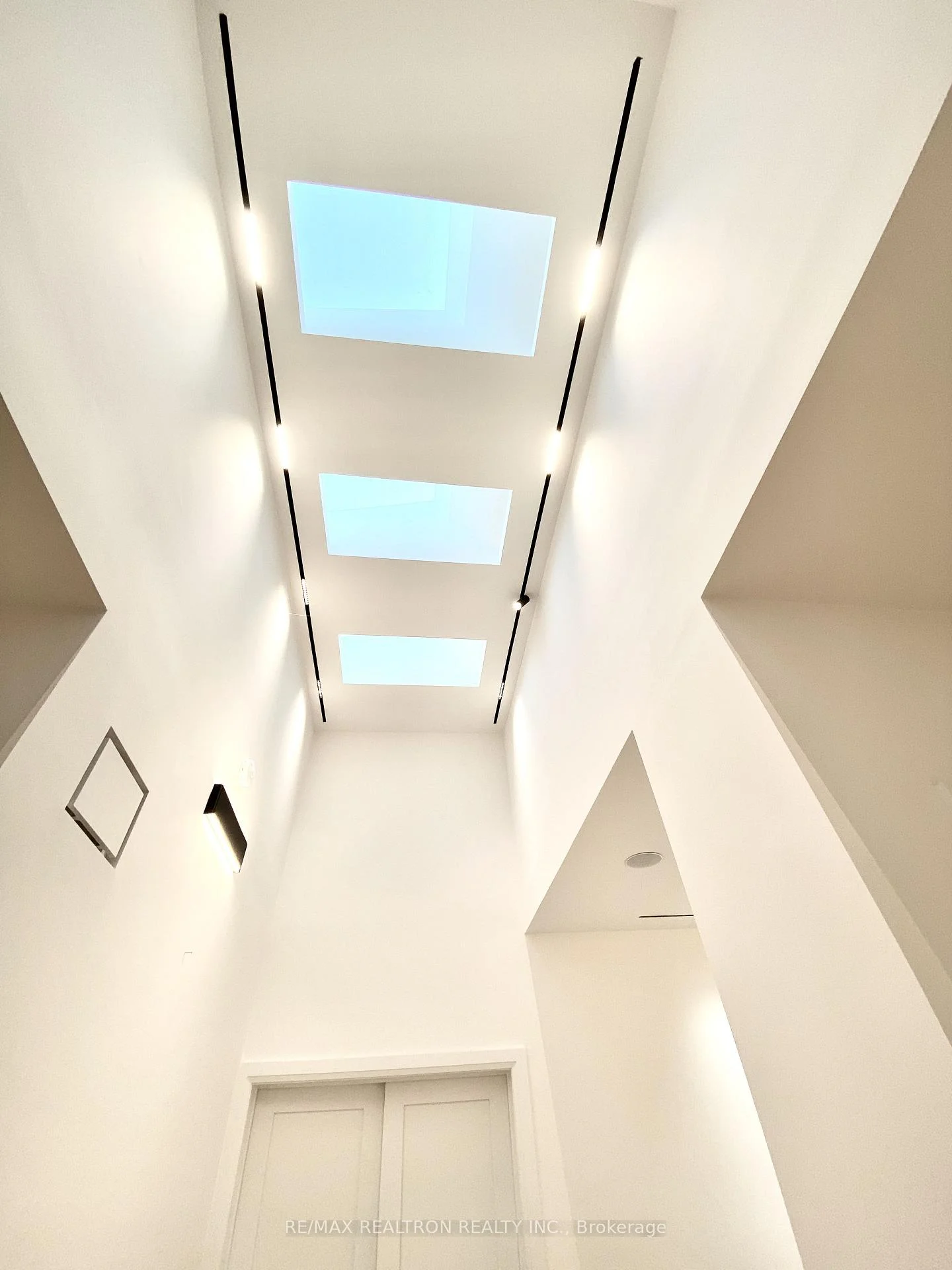 Photo 16 of 2 North Hills Terrace, North York, Banbury-Don Mills — HOMEH