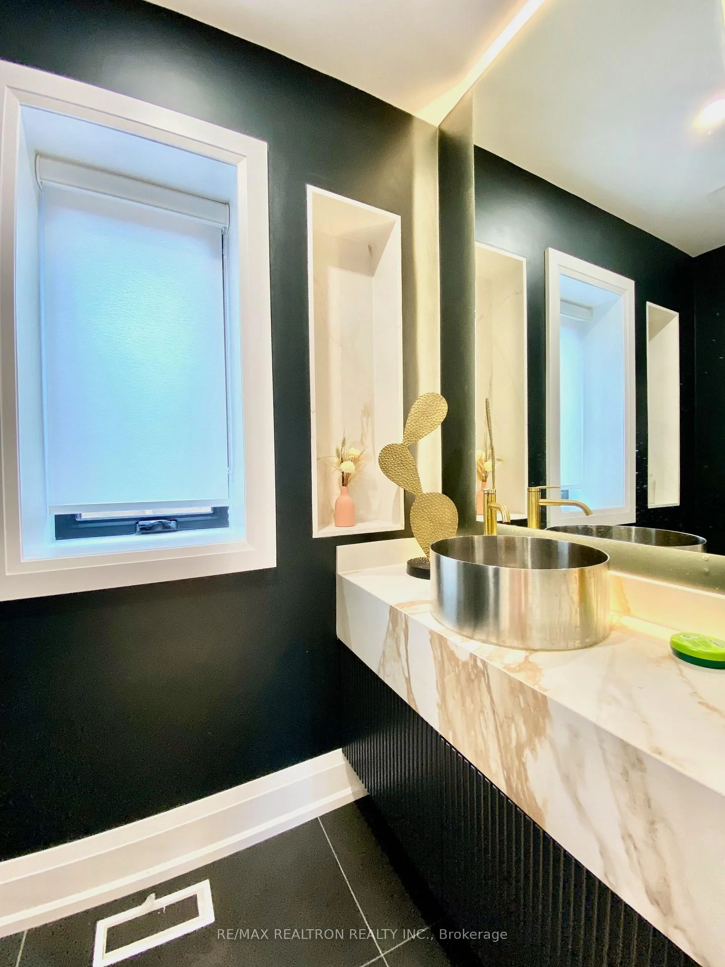 Photo 18 of 2 North Hills Terrace, North York, Banbury-Don Mills — HOMEH