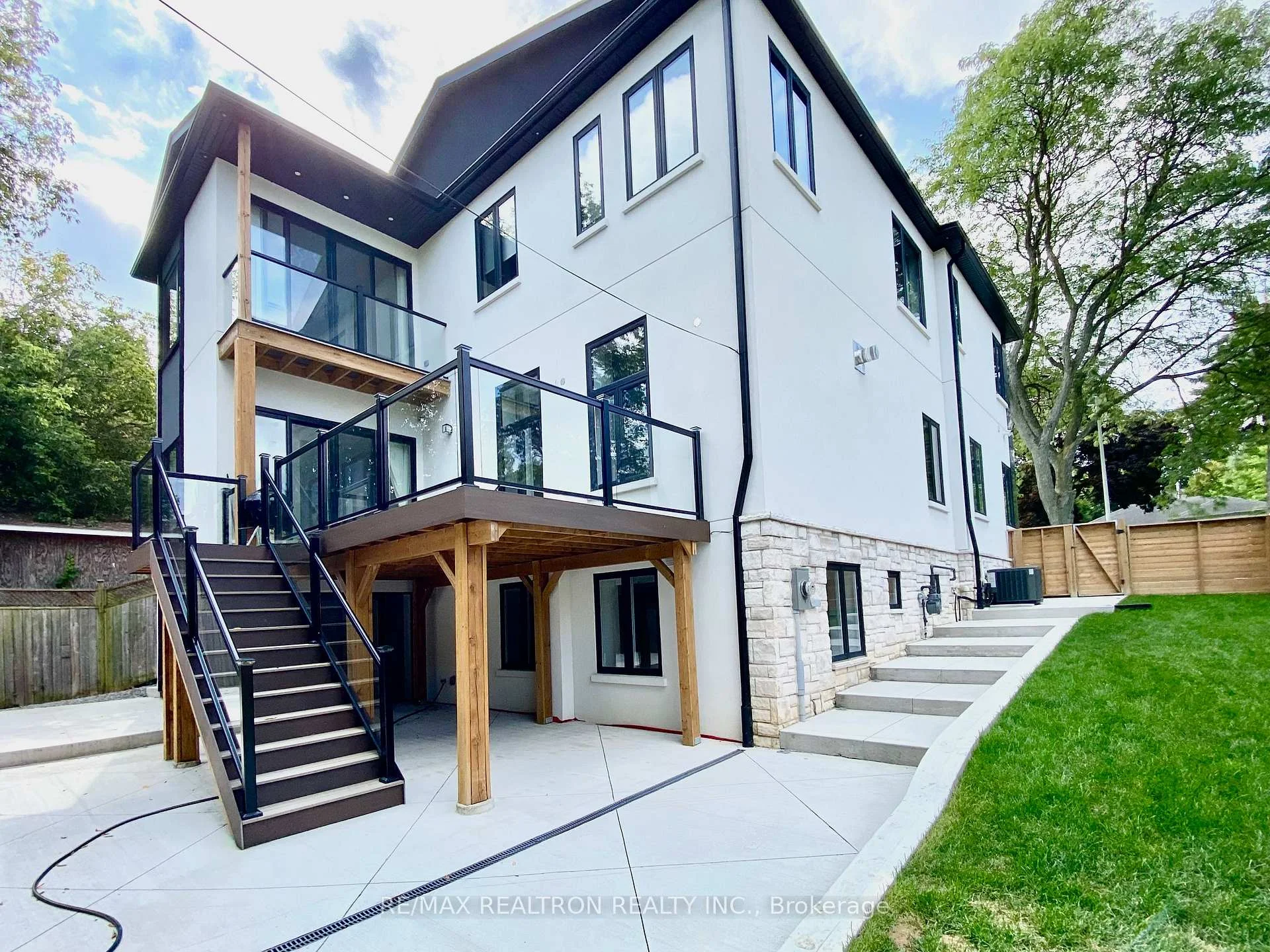 Photo 21 of 2 North Hills Terrace, North York, Banbury-Don Mills — HOMEH