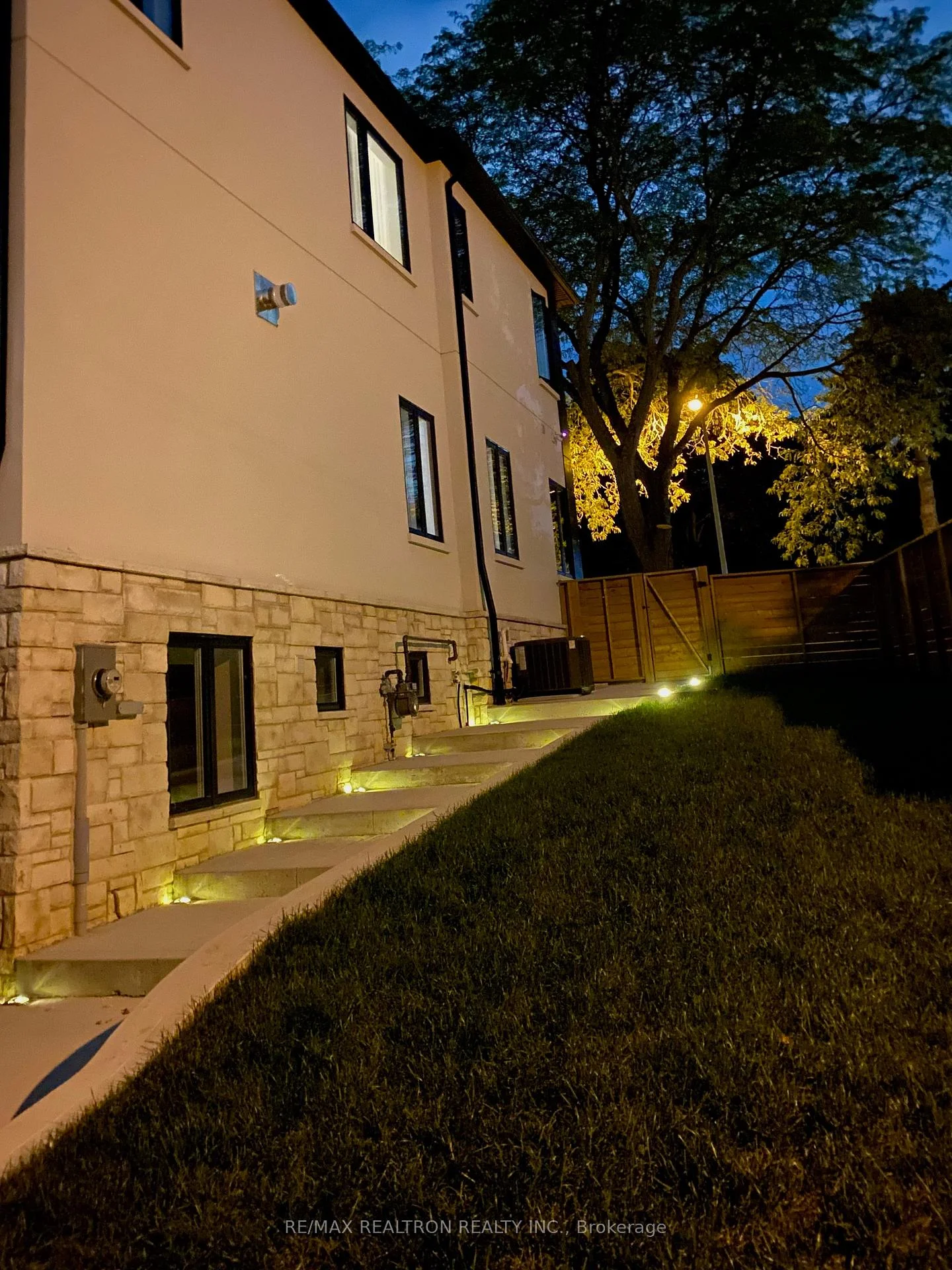 Photo 28 of 2 North Hills Terrace, North York, Banbury-Don Mills — HOMEH