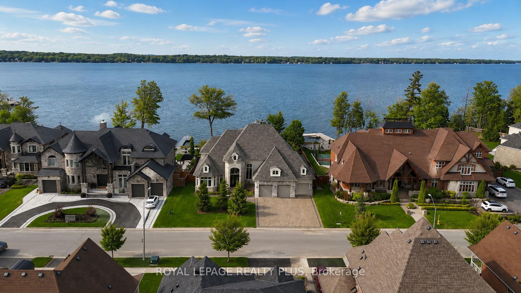 Photo 3 of 39 Plunkett Court, Barrie, Bayshore — HOMEH