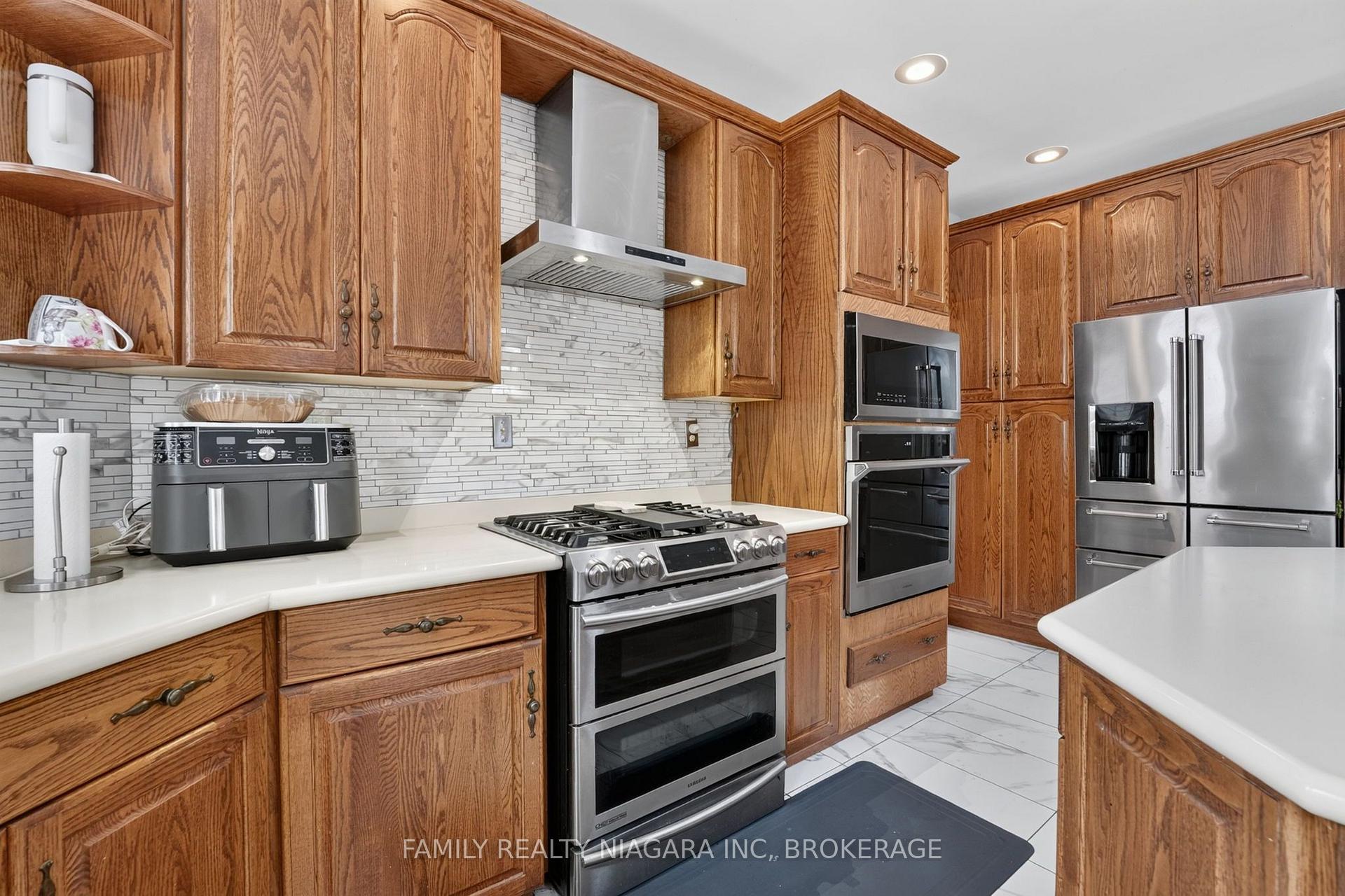 Photo 12 of 6820 Mountain Road, Niagara Falls, Stamford — HOMEH
